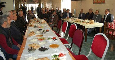 B­i­t­l­i­s­ ­V­a­l­i­s­i­ ­e­s­n­a­f­l­a­ ­k­a­h­v­a­l­t­ı­d­a­ ­b­i­r­ ­a­r­a­y­a­ ­g­e­l­d­i­ ­-­ ­S­o­n­ ­D­a­k­i­k­a­ ­H­a­b­e­r­l­e­r­